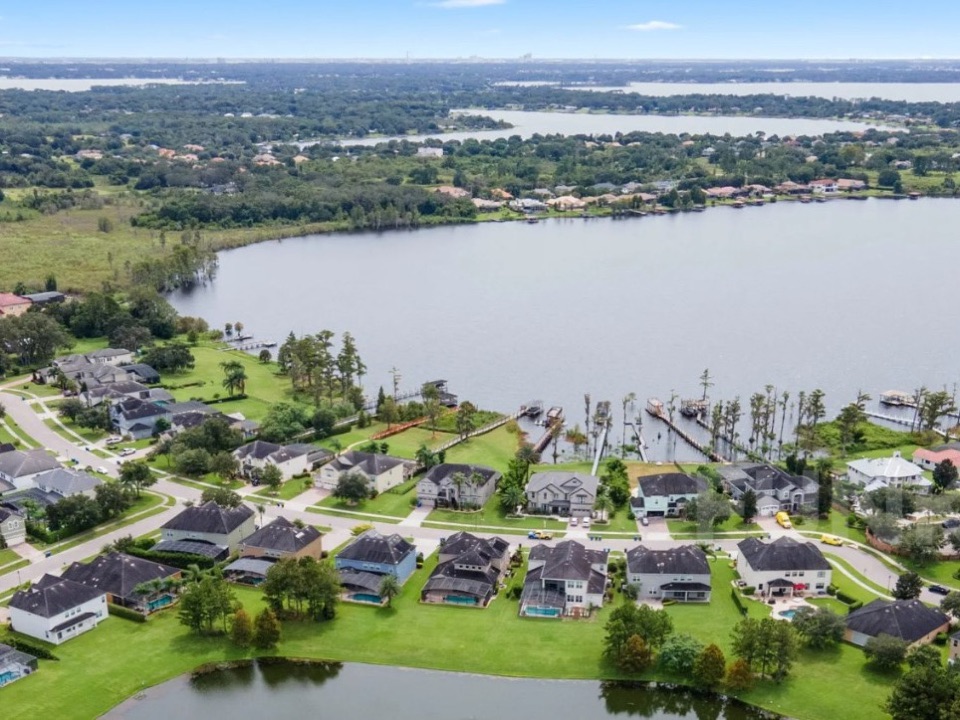 Aerial view of a lakefront neighbourhood near Winter Garden, Florida